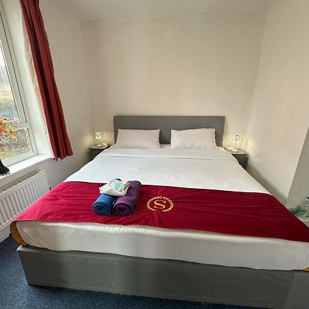 London 2 Bed 2 Bath Apartment Holiday Home - Free Parking - 3Min Walk To The Train Station - 19Min To London Liverpool Street 5Min To Victoria Line 1Gb Broadband Super Fast Internet Ground Floor 100S Of Shops Restaurants Bakeries 24-Hour Asda Superst Bagian luar foto