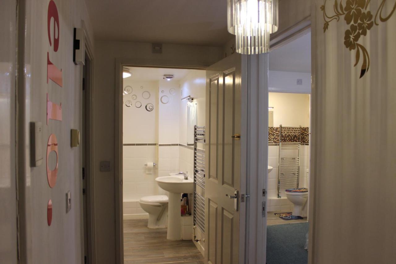 London 2 Bed 2 Bath Apartment Holiday Home - Free Parking - 3Min Walk To The Train Station - 19Min To London Liverpool Street 5Min To Victoria Line 1Gb Broadband Super Fast Internet Ground Floor 100S Of Shops Restaurants Bakeries 24-Hour Asda Superst Bagian luar foto