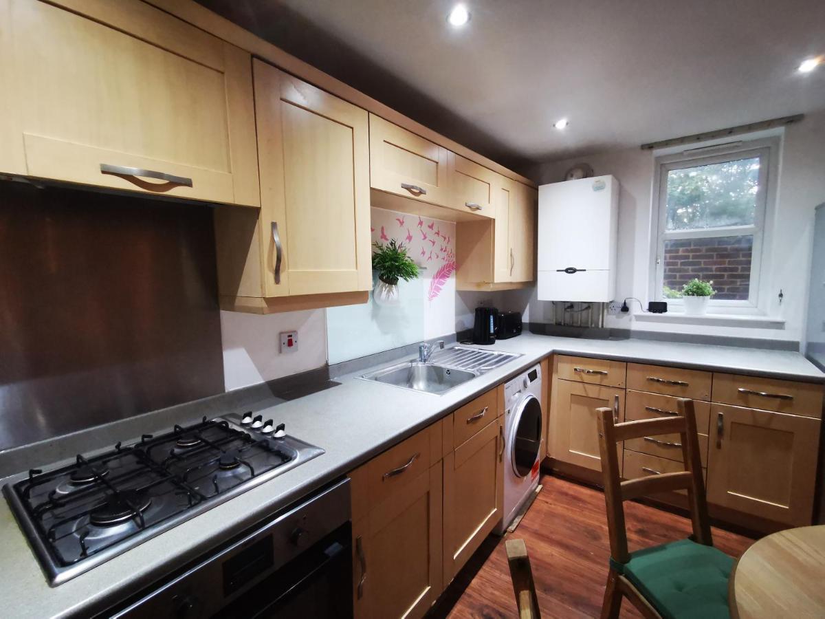 London 2 Bed 2 Bath Apartment Holiday Home - Free Parking - 3Min Walk To The Train Station - 19Min To London Liverpool Street 5Min To Victoria Line 1Gb Broadband Super Fast Internet Ground Floor 100S Of Shops Restaurants Bakeries 24-Hour Asda Superst Bagian luar foto