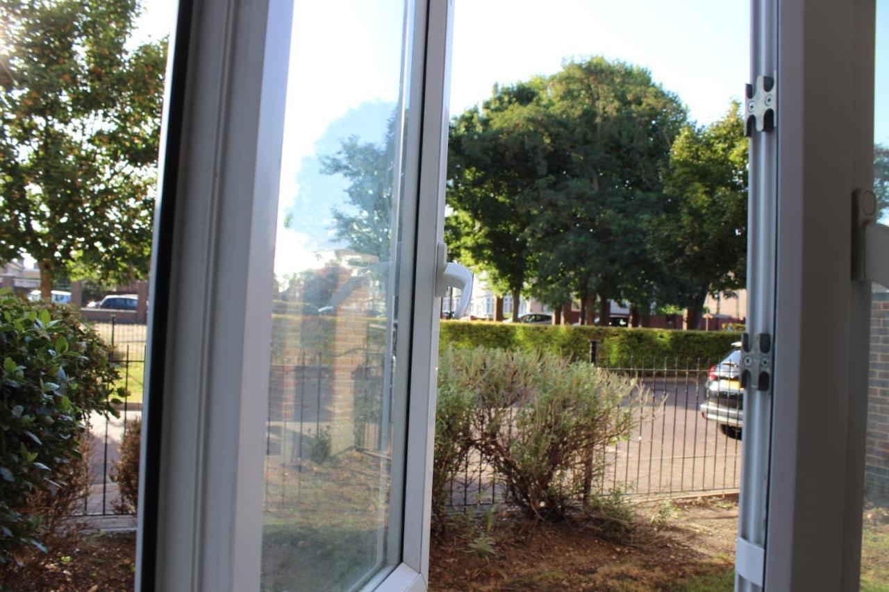 London 2 Bed 2 Bath Apartment Holiday Home - Free Parking - 3Min Walk To The Train Station - 19Min To London Liverpool Street 5Min To Victoria Line 1Gb Broadband Super Fast Internet Ground Floor 100S Of Shops Restaurants Bakeries 24-Hour Asda Superst Bagian luar foto