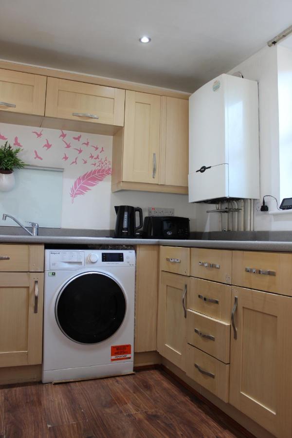 London 2 Bed 2 Bath Apartment Holiday Home - Free Parking - 3Min Walk To The Train Station - 19Min To London Liverpool Street 5Min To Victoria Line 1Gb Broadband Super Fast Internet Ground Floor 100S Of Shops Restaurants Bakeries 24-Hour Asda Superst Bagian luar foto
