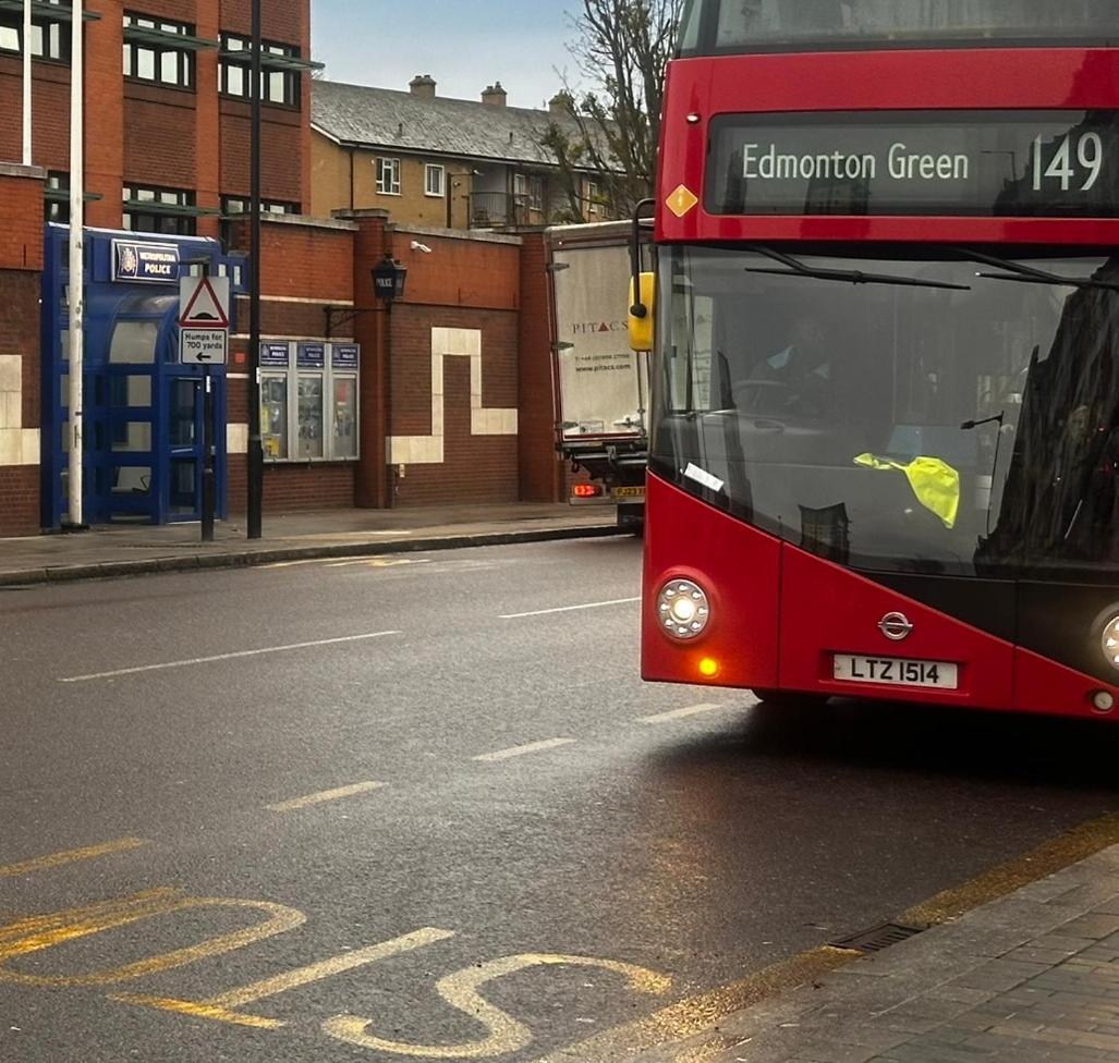 London 2 Bed 2 Bath Apartment Holiday Home - Free Parking - 3Min Walk To The Train Station - 19Min To London Liverpool Street 5Min To Victoria Line 1Gb Broadband Super Fast Internet Ground Floor 100S Of Shops Restaurants Bakeries 24-Hour Asda Superst Bagian luar foto