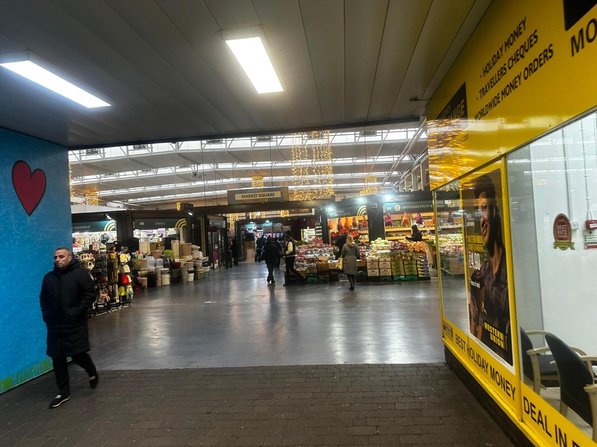 London 2 Bed 2 Bath Apartment Holiday Home - Free Parking - 3Min Walk To The Train Station - 19Min To London Liverpool Street 5Min To Victoria Line 1Gb Broadband Super Fast Internet Ground Floor 100S Of Shops Restaurants Bakeries 24-Hour Asda Superst Bagian luar foto
