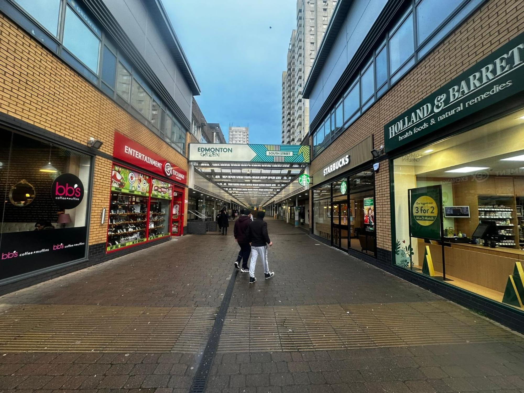 London 2 Bed 2 Bath Apartment Holiday Home - Free Parking - 3Min Walk To The Train Station - 19Min To London Liverpool Street 5Min To Victoria Line 1Gb Broadband Super Fast Internet Ground Floor 100S Of Shops Restaurants Bakeries 24-Hour Asda Superst Bagian luar foto