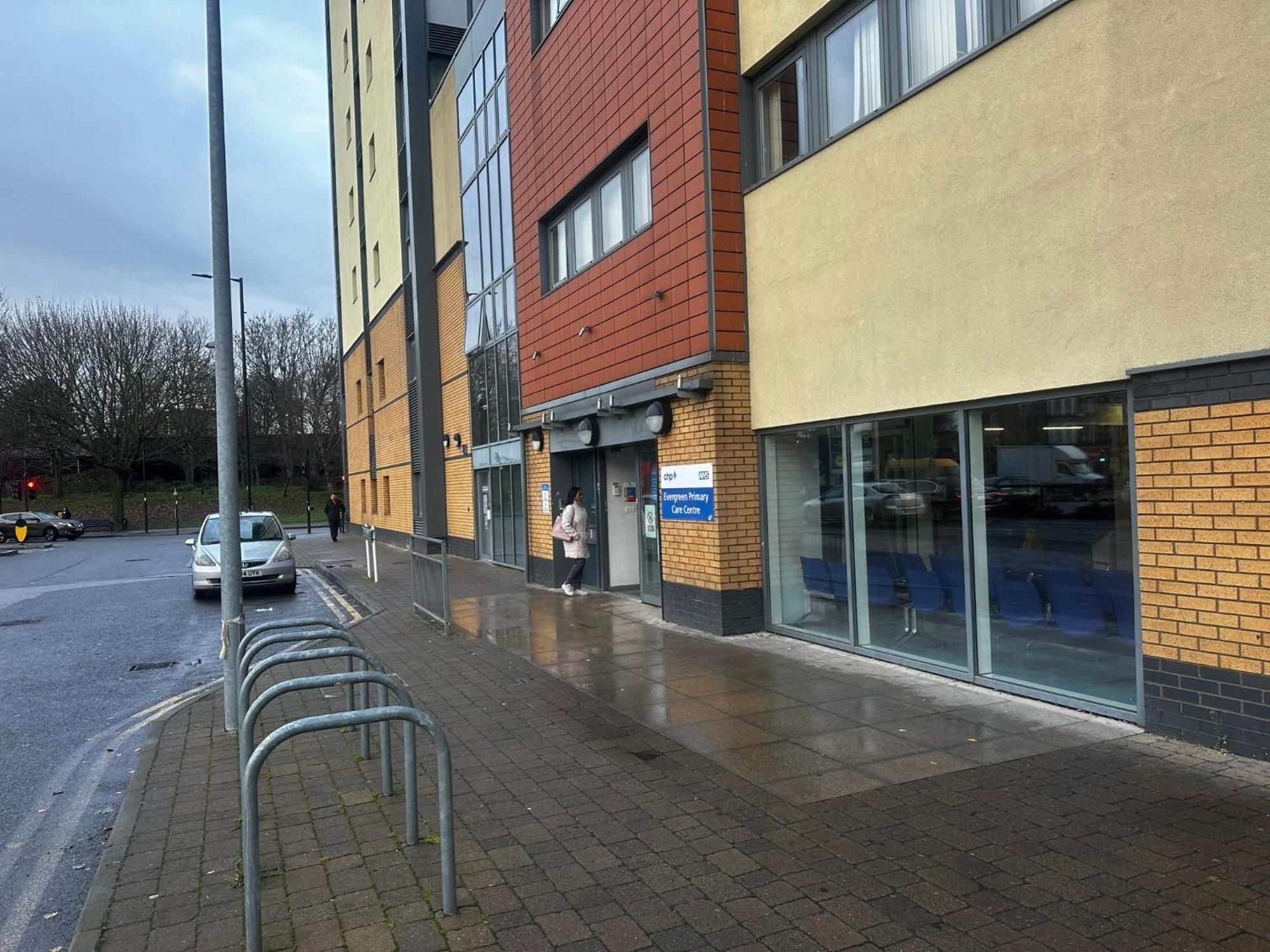 London 2 Bed 2 Bath Apartment Holiday Home - Free Parking - 3Min Walk To The Train Station - 19Min To London Liverpool Street 5Min To Victoria Line 1Gb Broadband Super Fast Internet Ground Floor 100S Of Shops Restaurants Bakeries 24-Hour Asda Superst Bagian luar foto