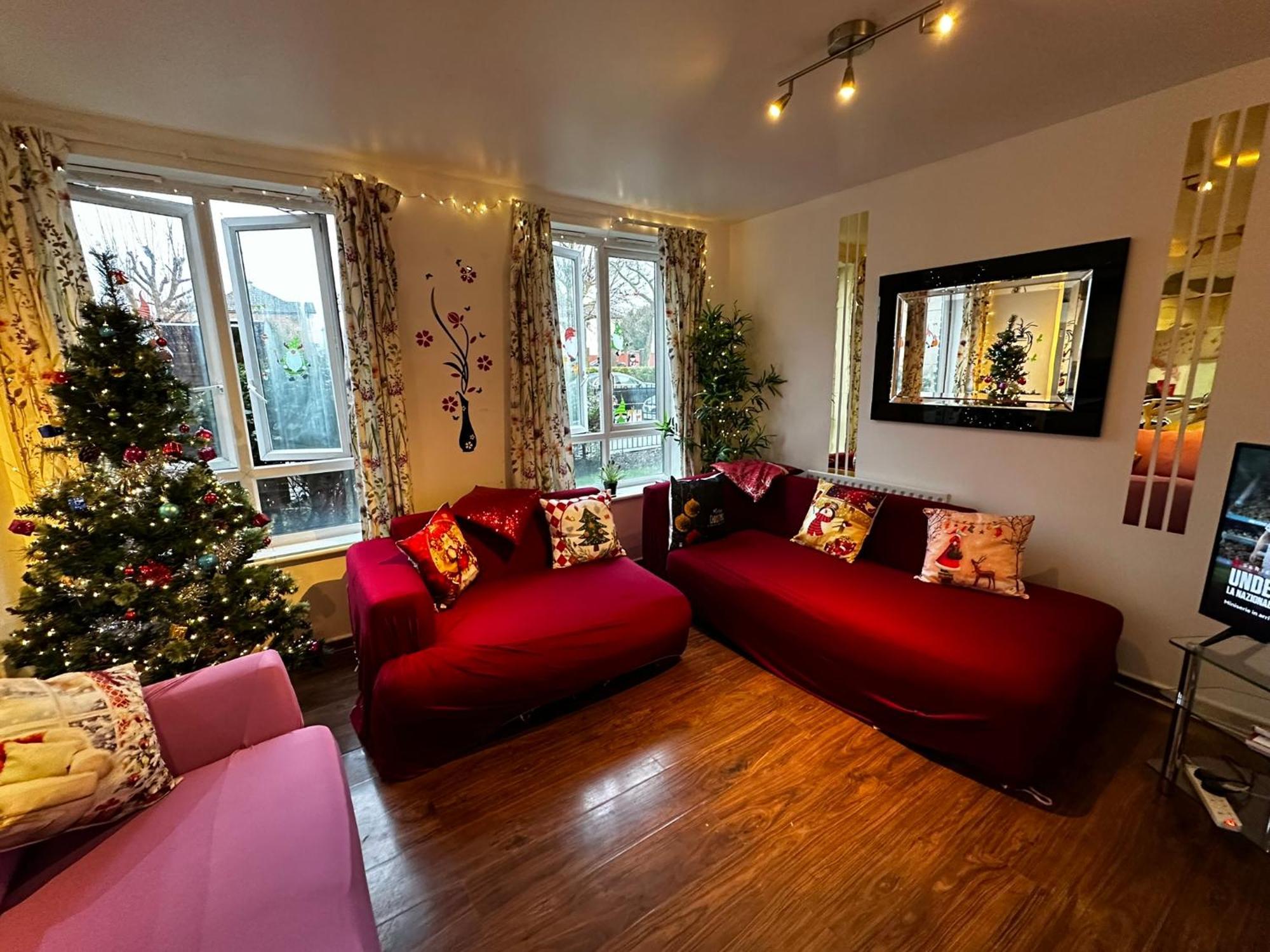 London 2 Bed 2 Bath Apartment Holiday Home - Free Parking - 3Min Walk To The Train Station - 19Min To London Liverpool Street 5Min To Victoria Line 1Gb Broadband Super Fast Internet Ground Floor 100S Of Shops Restaurants Bakeries 24-Hour Asda Superst Bagian luar foto