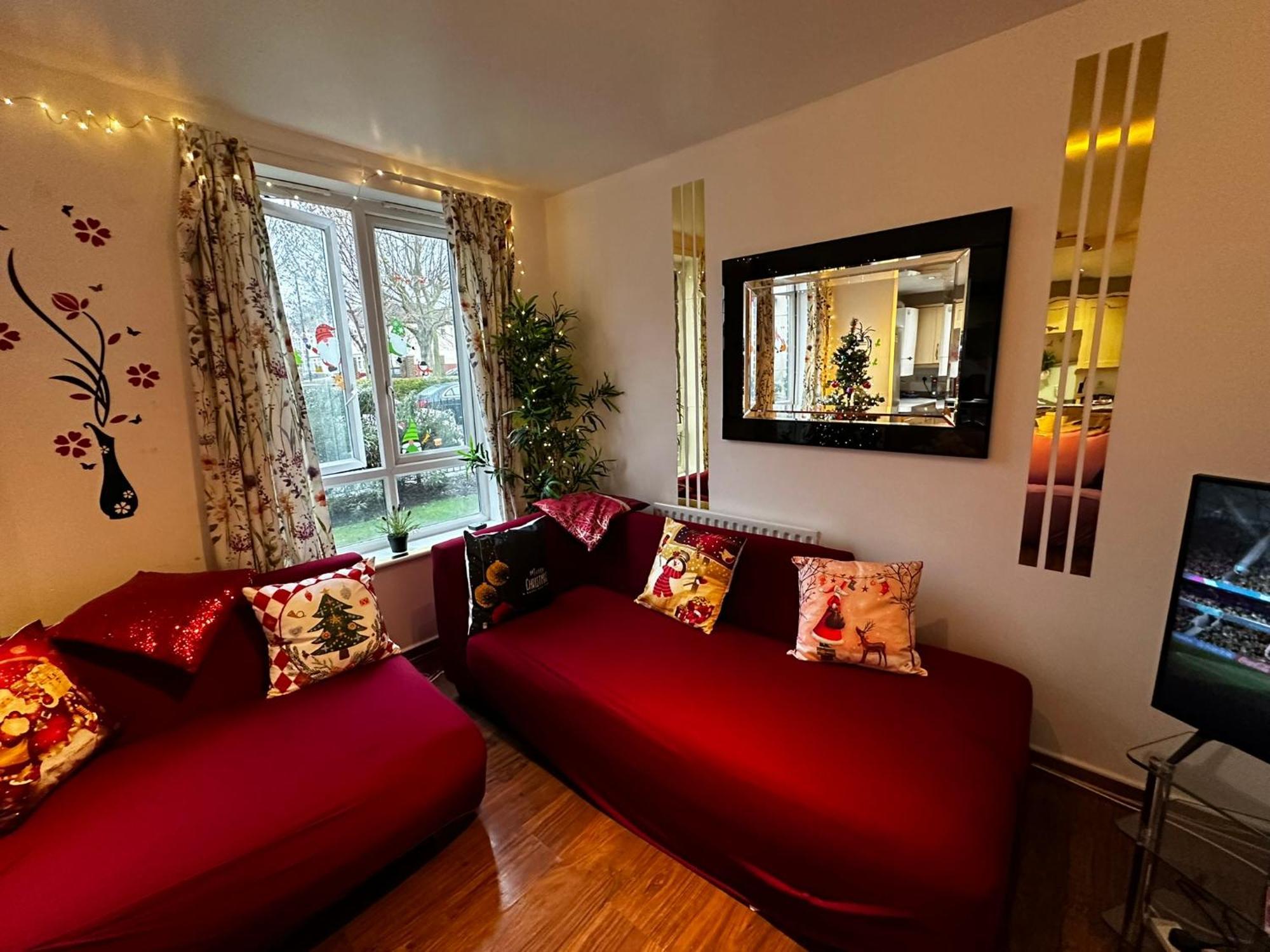 London 2 Bed 2 Bath Apartment Holiday Home - Free Parking - 3Min Walk To The Train Station - 19Min To London Liverpool Street 5Min To Victoria Line 1Gb Broadband Super Fast Internet Ground Floor 100S Of Shops Restaurants Bakeries 24-Hour Asda Superst Bagian luar foto