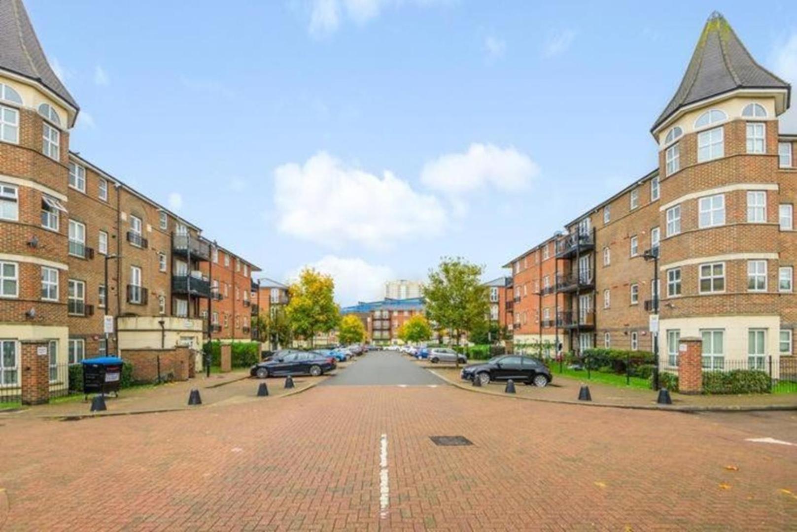 London 2 Bed 2 Bath Apartment Holiday Home - Free Parking - 3Min Walk To The Train Station - 19Min To London Liverpool Street 5Min To Victoria Line 1Gb Broadband Super Fast Internet Ground Floor 100S Of Shops Restaurants Bakeries 24-Hour Asda Superst Bagian luar foto