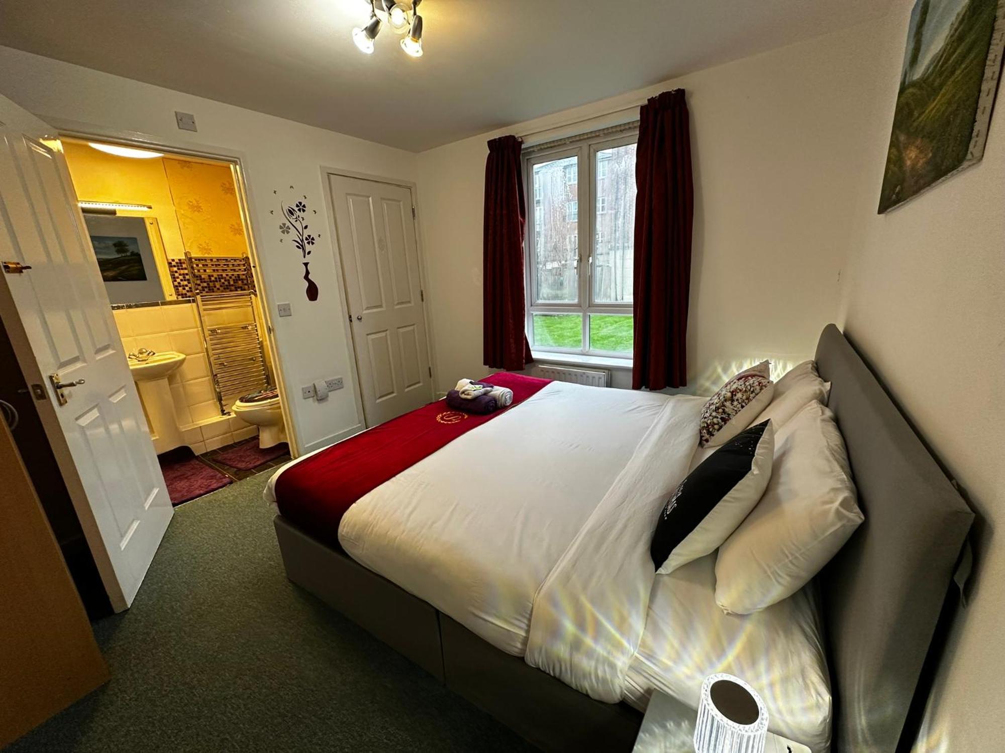 London 2 Bed 2 Bath Apartment Holiday Home - Free Parking - 3Min Walk To The Train Station - 19Min To London Liverpool Street 5Min To Victoria Line 1Gb Broadband Super Fast Internet Ground Floor 100S Of Shops Restaurants Bakeries 24-Hour Asda Superst Bagian luar foto