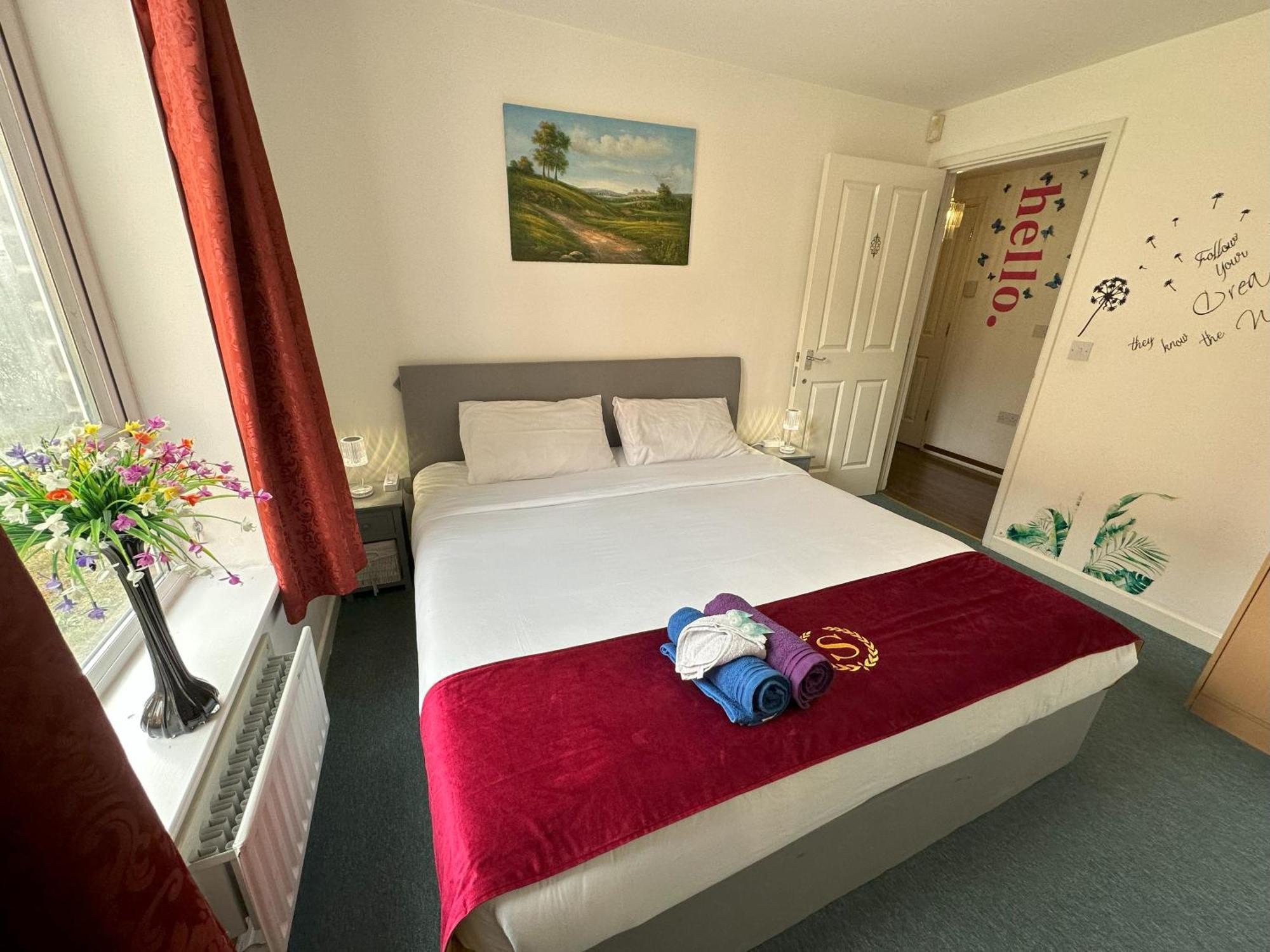 London 2 Bed 2 Bath Apartment Holiday Home - Free Parking - 3Min Walk To The Train Station - 19Min To London Liverpool Street 5Min To Victoria Line 1Gb Broadband Super Fast Internet Ground Floor 100S Of Shops Restaurants Bakeries 24-Hour Asda Superst Bagian luar foto