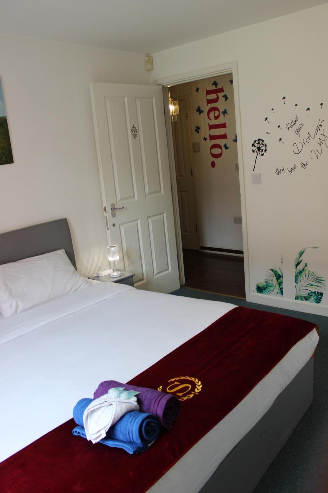 London 2 Bed 2 Bath Apartment Holiday Home - Free Parking - 3Min Walk To The Train Station - 19Min To London Liverpool Street 5Min To Victoria Line 1Gb Broadband Super Fast Internet Ground Floor 100S Of Shops Restaurants Bakeries 24-Hour Asda Superst Bagian luar foto