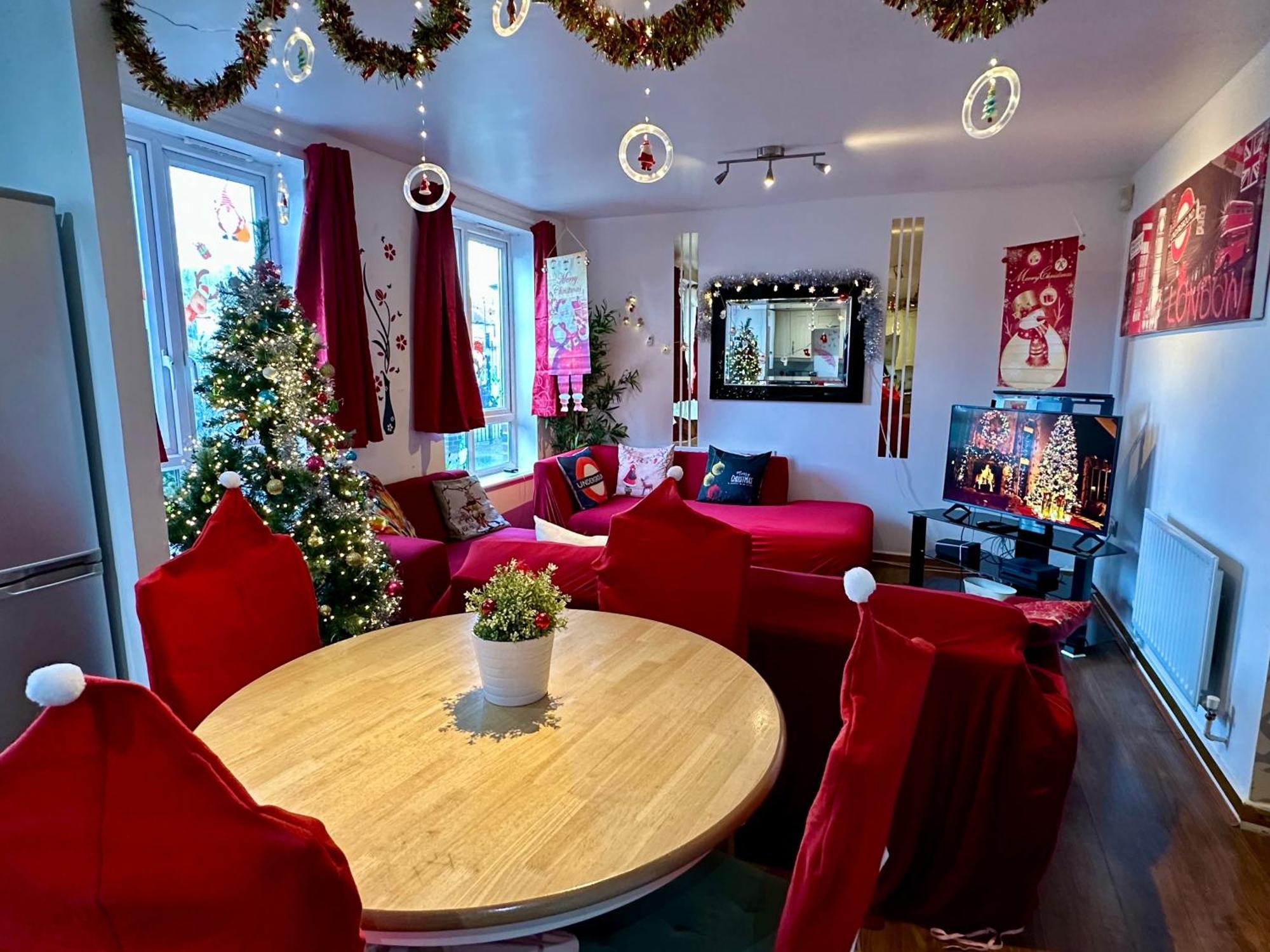London 2 Bed 2 Bath Apartment Holiday Home - Free Parking - 3Min Walk To The Train Station - 19Min To London Liverpool Street 5Min To Victoria Line 1Gb Broadband Super Fast Internet Ground Floor 100S Of Shops Restaurants Bakeries 24-Hour Asda Superst Bagian luar foto