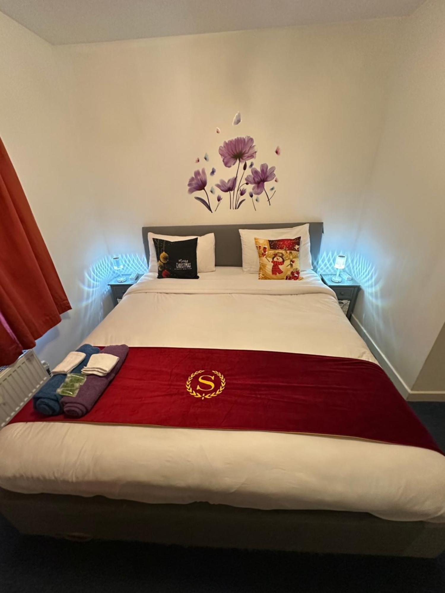 London 2 Bed 2 Bath Apartment Holiday Home - Free Parking - 3Min Walk To The Train Station - 19Min To London Liverpool Street 5Min To Victoria Line 1Gb Broadband Super Fast Internet Ground Floor 100S Of Shops Restaurants Bakeries 24-Hour Asda Superst Bagian luar foto