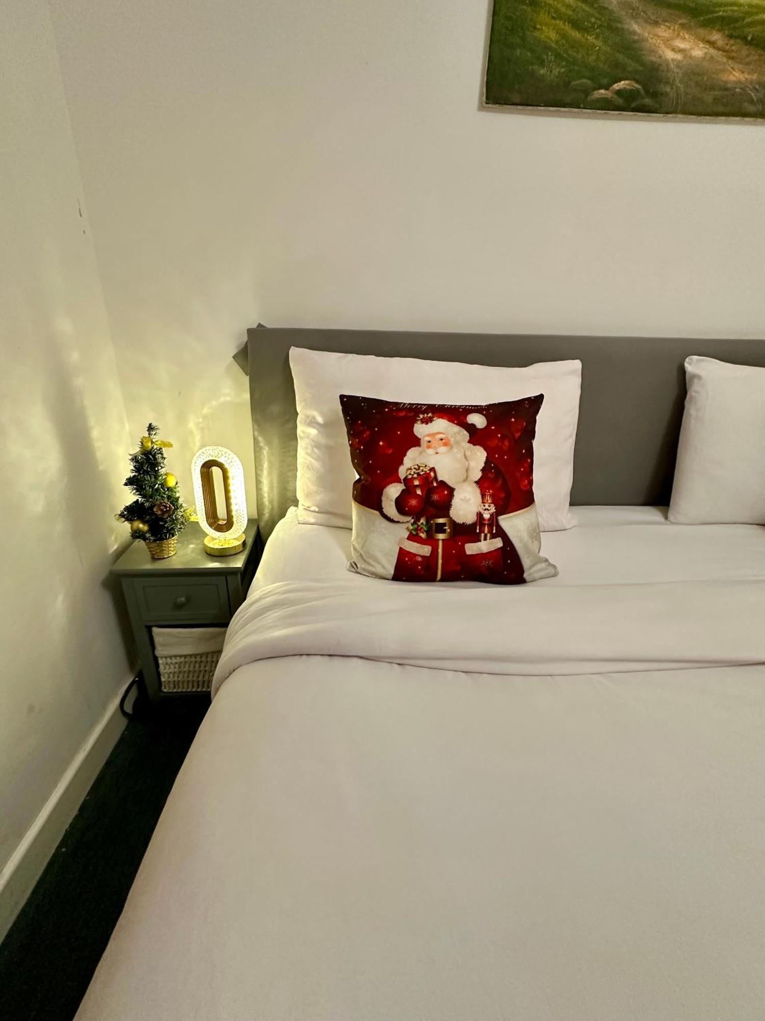 London 2 Bed 2 Bath Apartment Holiday Home - Free Parking - 3Min Walk To The Train Station - 19Min To London Liverpool Street 5Min To Victoria Line 1Gb Broadband Super Fast Internet Ground Floor 100S Of Shops Restaurants Bakeries 24-Hour Asda Superst Bagian luar foto