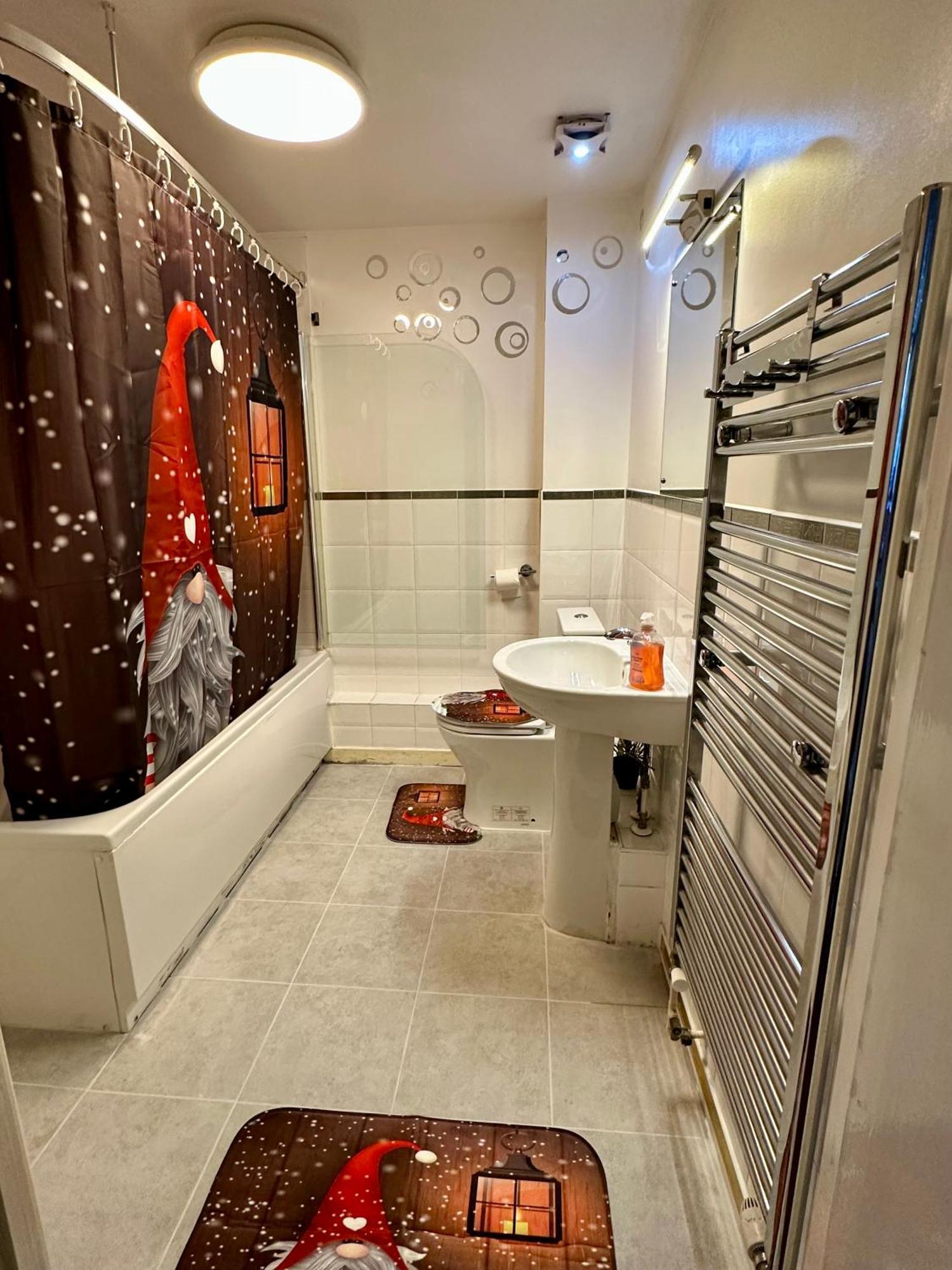 London 2 Bed 2 Bath Apartment Holiday Home - Free Parking - 3Min Walk To The Train Station - 19Min To London Liverpool Street 5Min To Victoria Line 1Gb Broadband Super Fast Internet Ground Floor 100S Of Shops Restaurants Bakeries 24-Hour Asda Superst Bagian luar foto