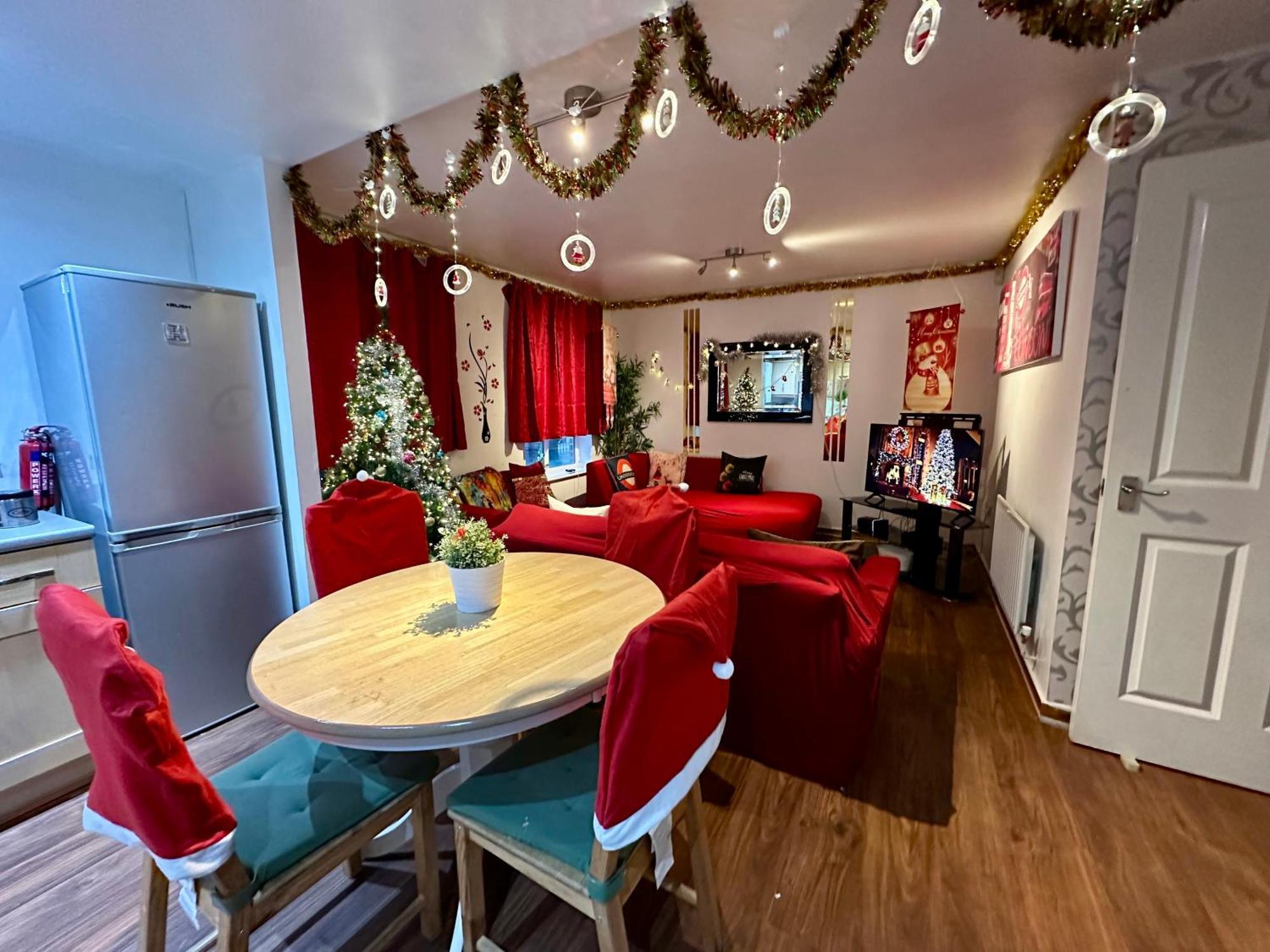 London 2 Bed 2 Bath Apartment Holiday Home - Free Parking - 3Min Walk To The Train Station - 19Min To London Liverpool Street 5Min To Victoria Line 1Gb Broadband Super Fast Internet Ground Floor 100S Of Shops Restaurants Bakeries 24-Hour Asda Superst Bagian luar foto