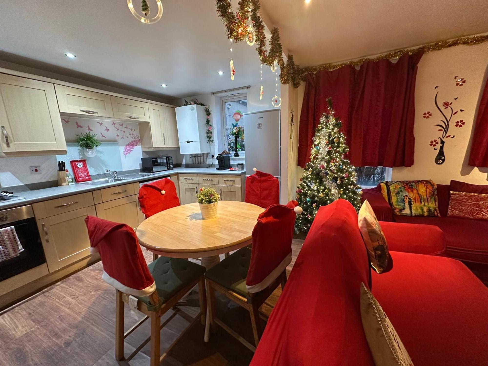 London 2 Bed 2 Bath Apartment Holiday Home - Free Parking - 3Min Walk To The Train Station - 19Min To London Liverpool Street 5Min To Victoria Line 1Gb Broadband Super Fast Internet Ground Floor 100S Of Shops Restaurants Bakeries 24-Hour Asda Superst Bagian luar foto