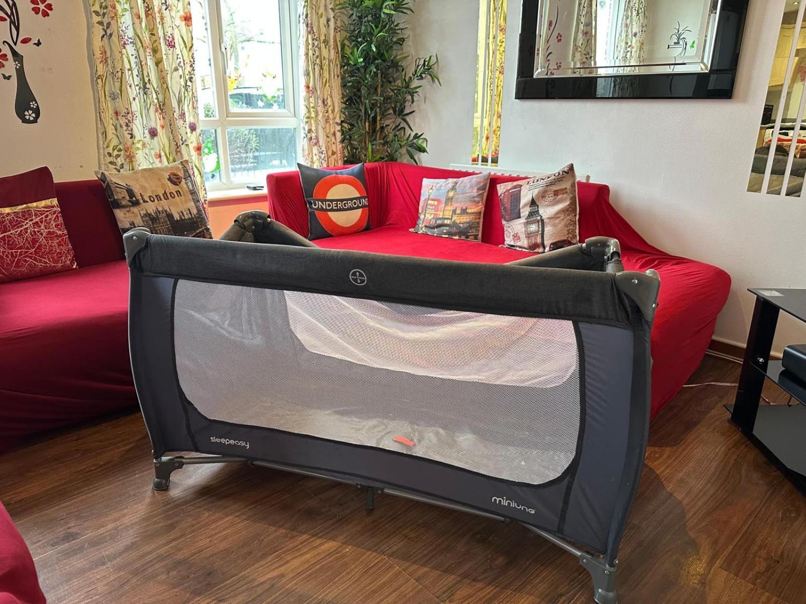 London 2 Bed 2 Bath Apartment Holiday Home - Free Parking - 3Min Walk To The Train Station - 19Min To London Liverpool Street 5Min To Victoria Line 1Gb Broadband Super Fast Internet Ground Floor 100S Of Shops Restaurants Bakeries 24-Hour Asda Superst Bagian luar foto